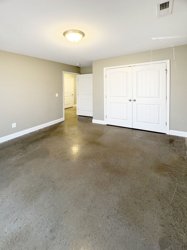 Building Photo - 698 Mulberry Rd