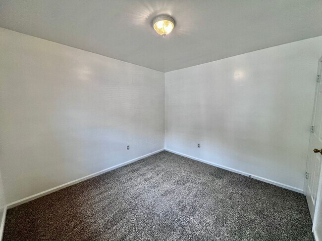 Building Photo - Gorgeous 4 Bedroom 2.5 Bath home in the he...