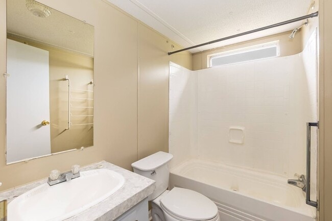 Building Photo - 2 Bed/2 Bath with Plenty of Space!