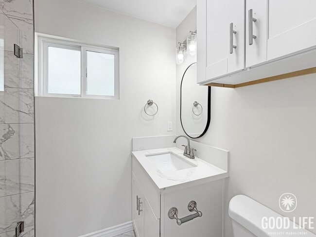 Building Photo - Charming 3B/2BA Home with Attached Garage, Large Yard and Modern Comforts in Quiet Baseball Field...