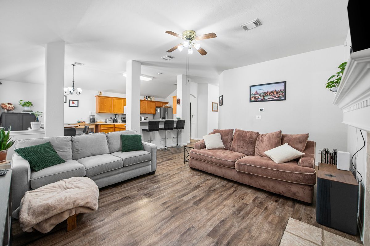 Building Photo - 13839 Bent Ridge Dr