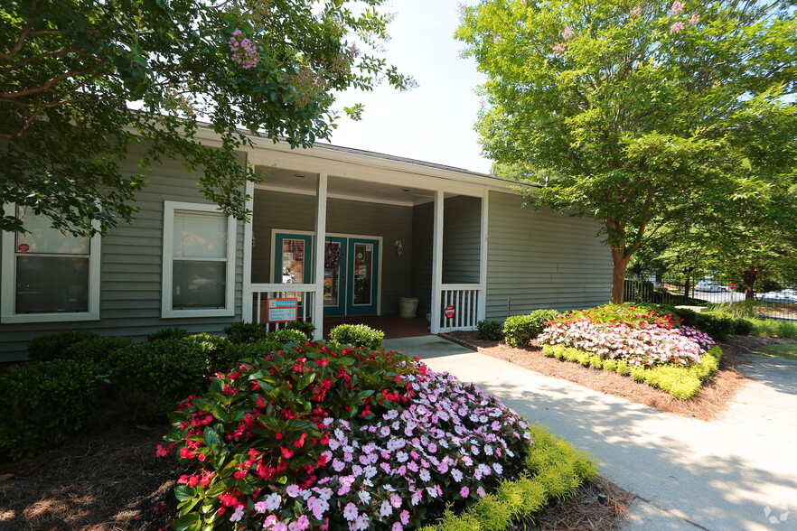 Primary Photo - Overlook Gardens Apartments