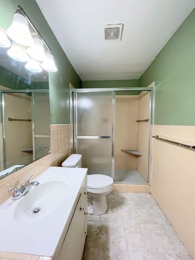 Building Photo - Large 4 bedroom home