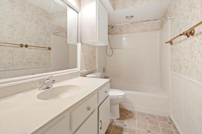 hall bath - 2857 E 84th St