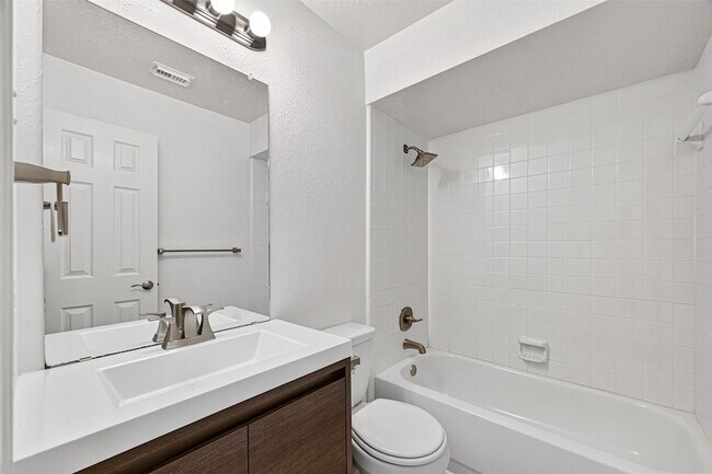 Building Photo - 1253 El Camino Village Dr