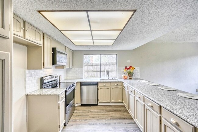 Building Photo - Large single story home in Bedford