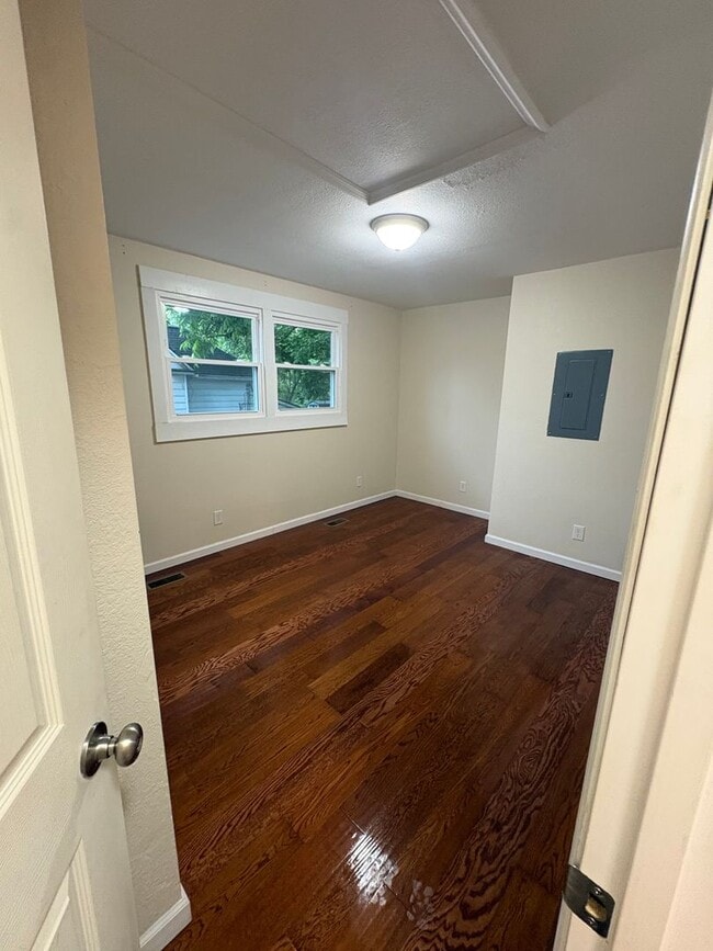 Building Photo - Etowah 37331 - Now available, 2-bedroom, 1-bath apartment conveniently located in Etowah! - Conta...