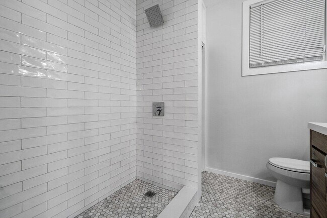 Building Photo - 424 53rd St