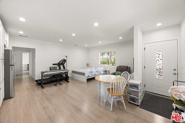 Building Photo - 7752 Le Berthon St