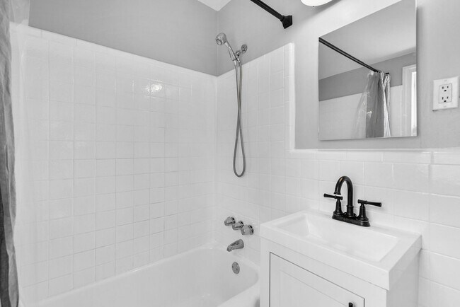 Building Photo - 3 Bed 2.5 Bath - Silver Spring Colonial - Updated Kitchen and Bathrooms