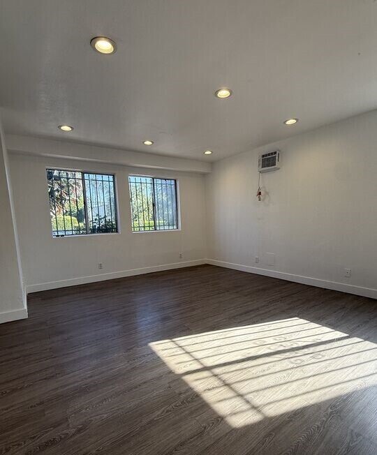 Building Photo - 1505 S Dunsmuir Ave