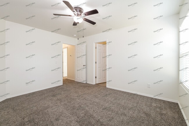 Building Photo - 746 W Lola Dr
