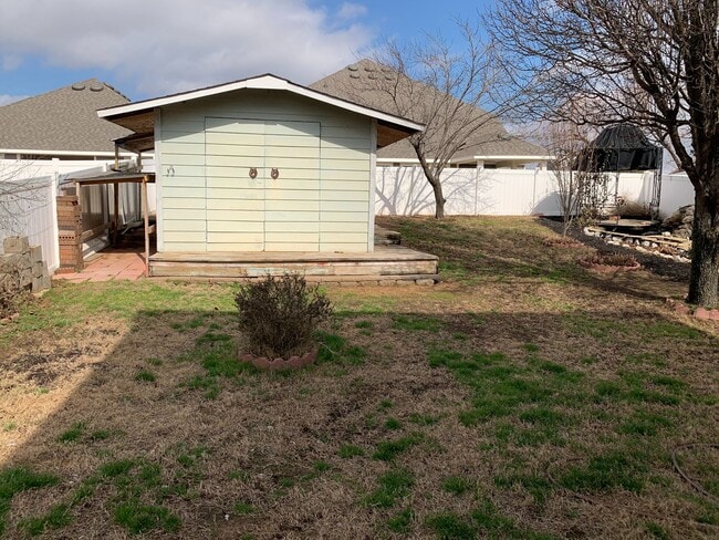 Building Photo - This beautiful home has 4 bedrooms, 2.1 baths and is perfect for an active family. There are thre...