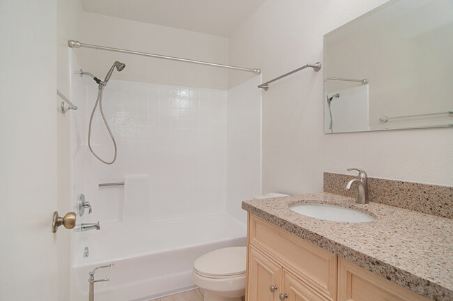 Building Photo - Beautifully remodeled 2-Bedroom 2-Bathroom...