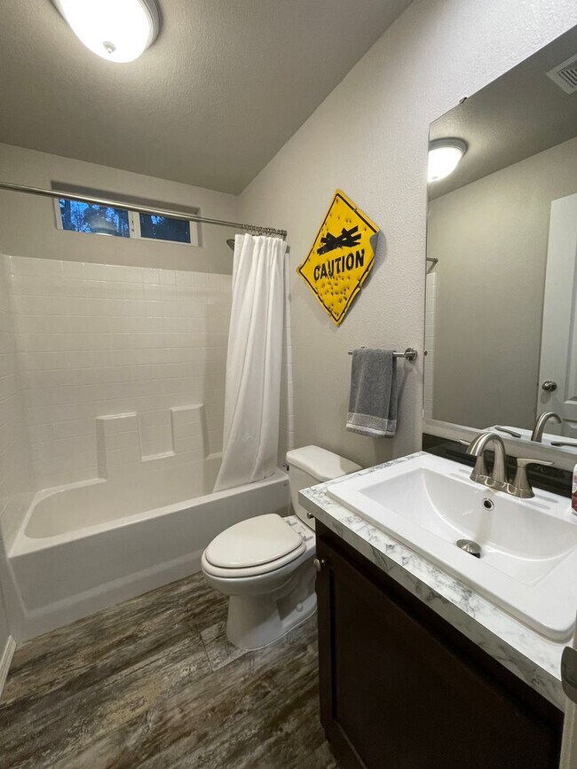 Building Photo - ***PENDING APPLICATION***Beautiful Home wi...