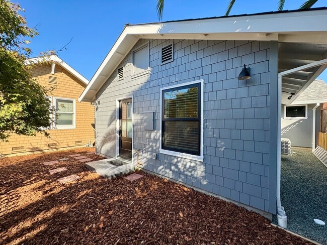 Building Photo - Furnished ADU 1 Bedroom 1 Bathroom Less Th...