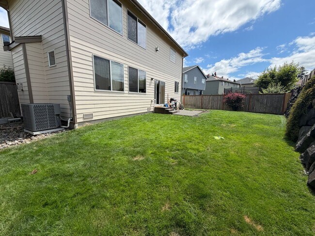 Building Photo - 4BR, 2.5 Bath + Loft DuPont Home