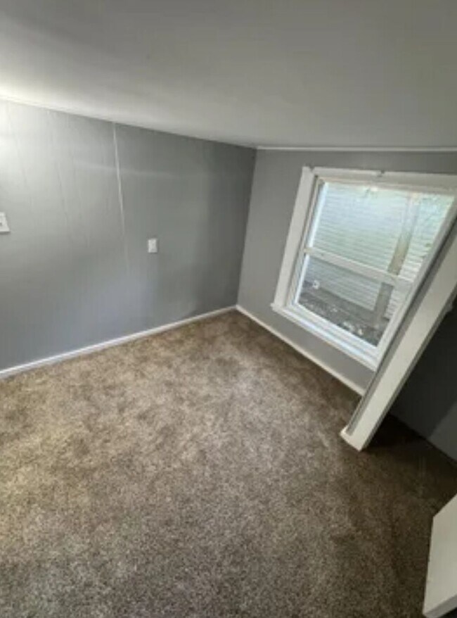 Building Photo - 3 bedroom/1 bath house for rent