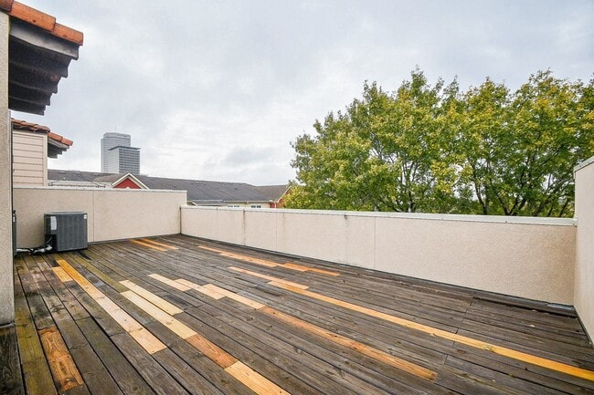 Building Photo - 710 Stanford St