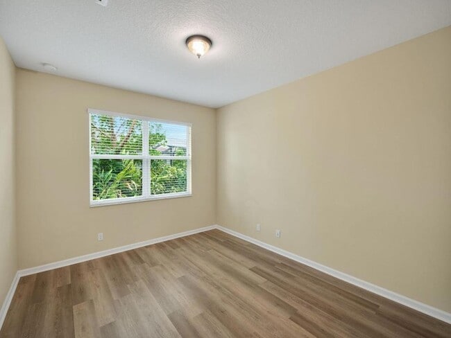 Building Photo - 12190 SW Bennington Cir