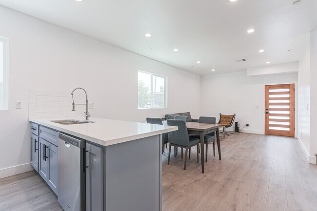 Primary Photo - 1237 W 37th Plz