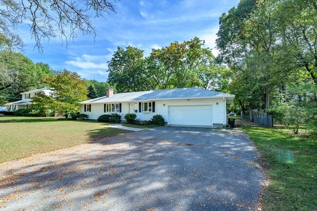Building Photo - 557 Maple Rd