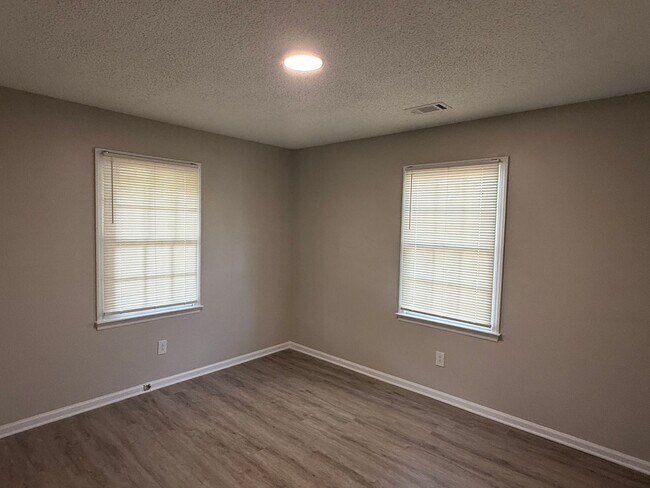 Building Photo - 314 Hamilton Dr NE