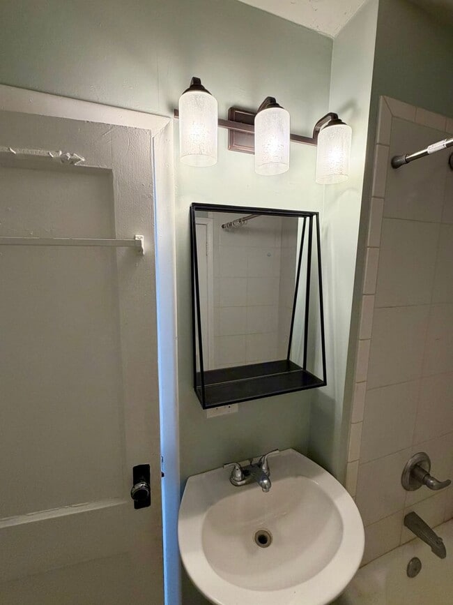 Building Photo - 3 Bedroom Morton Meadows Home for Rent - Close to Everything!