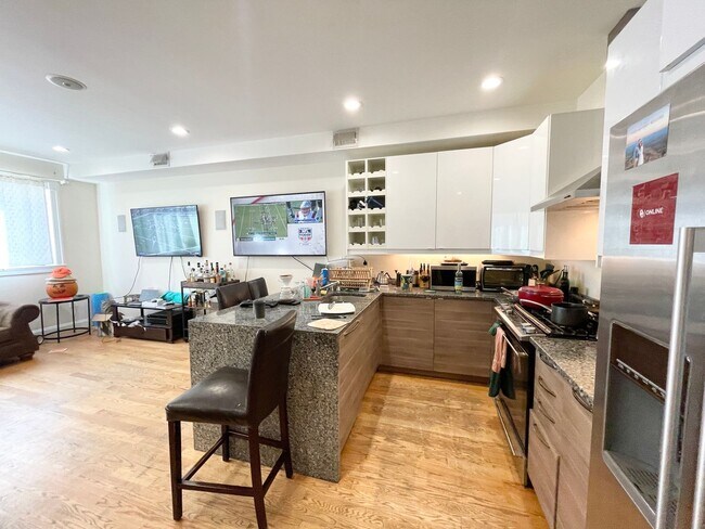 Building Photo - Beautiful 6 Bed Condo Style Apartment Available 9/1/26