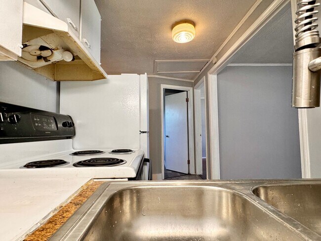 Building Photo - 1506 6th St SE