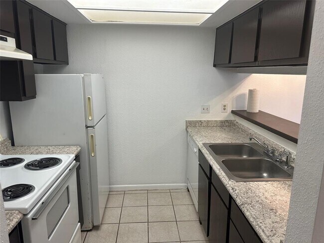 Building Photo - 2814 S Bartell Dr