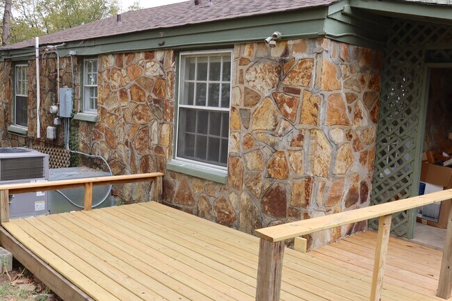 Building Photo - 326 N Summit St