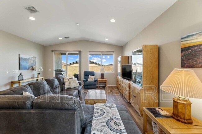 Building Photo - 1380 Warbler Wy