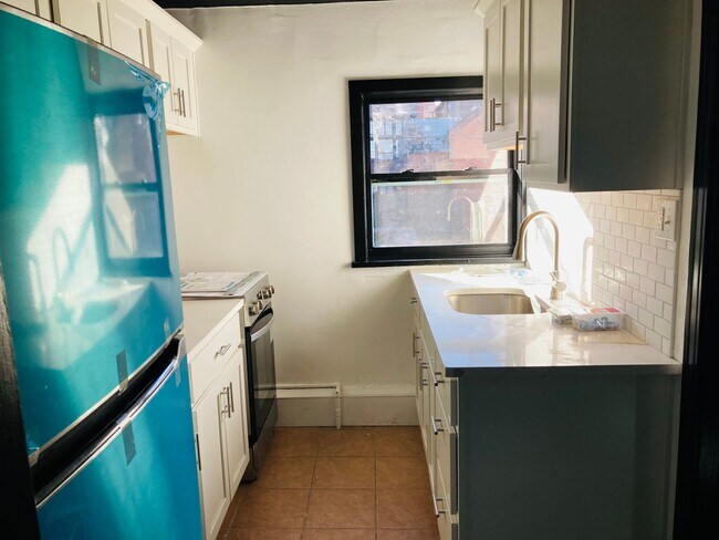 Building Photo - 922 Western Ave