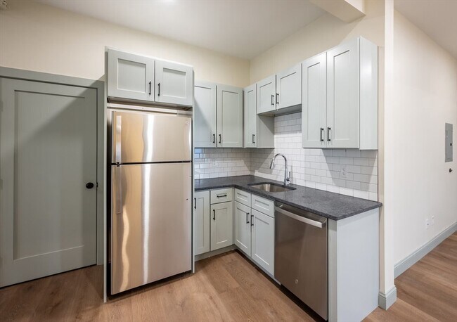 Primary Photo - 160 Seabury St