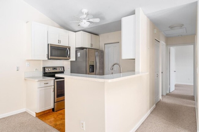 Building Photo - 2 Bedroom 2 Bathroom Upstairs Unit with Up...