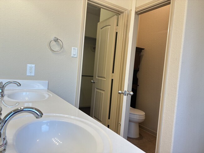 Building Photo - 6111 Grassy Haven Ln