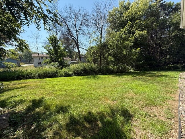 Building Photo - Remodeled 5BR/2BA Walkout Rambler Near Fish Lake Available Now! Lawn care Included!