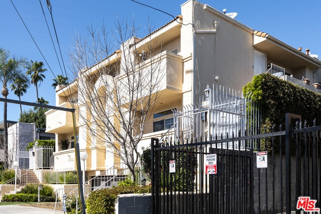 Building Photo - 13801 Oxnard St