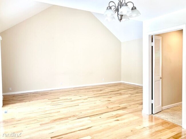 Building Photo - 3 br, 3 bath Townhome - 2314 W Bancroft Ct