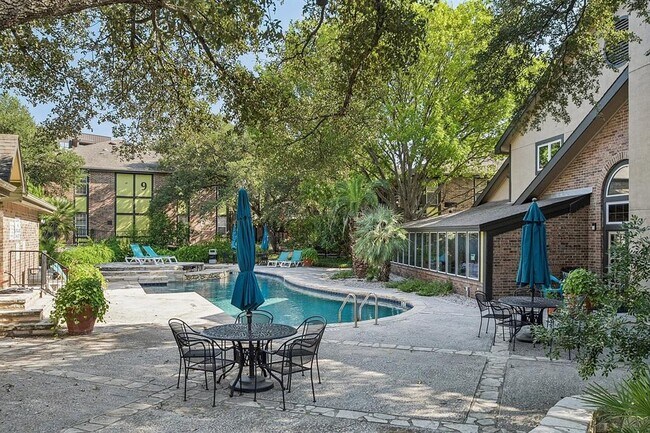 Building Photo - 7685 Northcross Dr