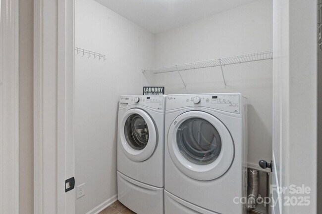 Building Photo - 2076 Waverly Ct