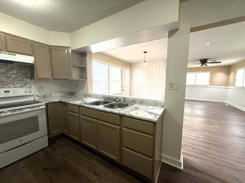 Building Photo - 1721 S Volutsia Ave