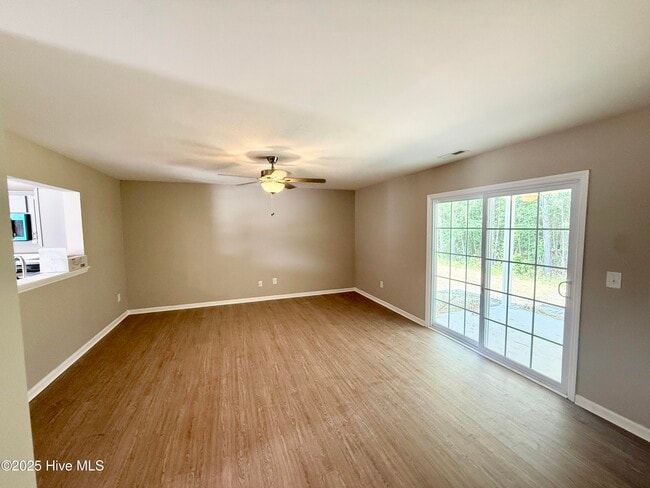 Building Photo - 321 S Pointe Dr
