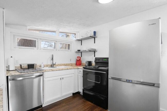 Building Photo - 3247 N Fulton Ave