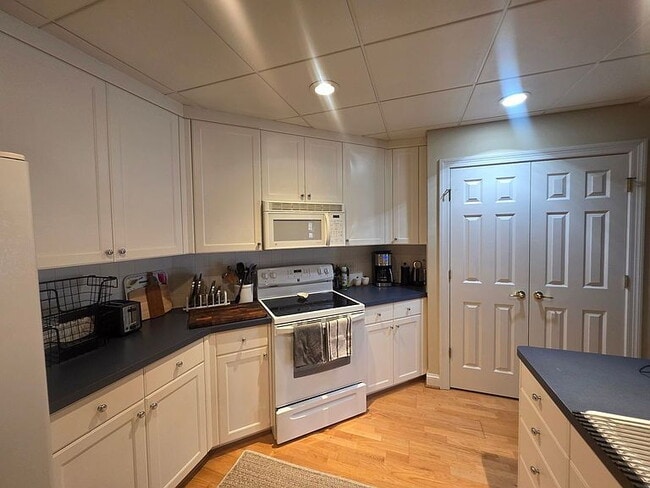 Building Photo - "Charming 2-Bed, 2-Bath Spacious Retreat in Norfolk - 1,500 Sq Ft of Modern Comfort!"