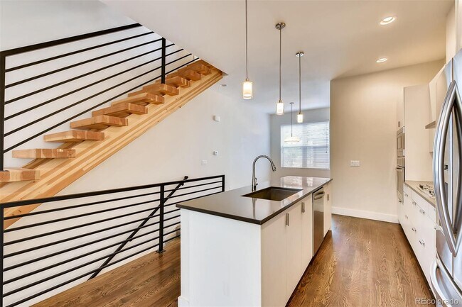 Building Photo - Immediate Availability! Stunning Modern lu...