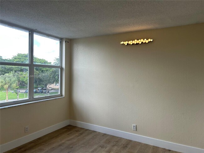 Building Photo - 9431 Live Oak Pl