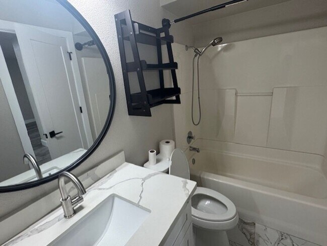 Building Photo - Beautifully updated 2-bedroom, 2-bathroom ...