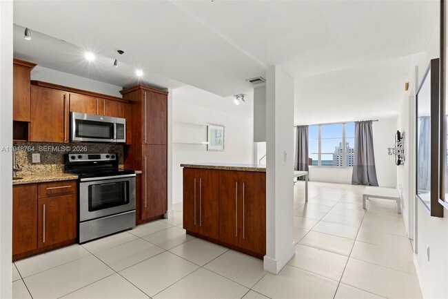 Building Photo - 4101 Pine Tree Dr